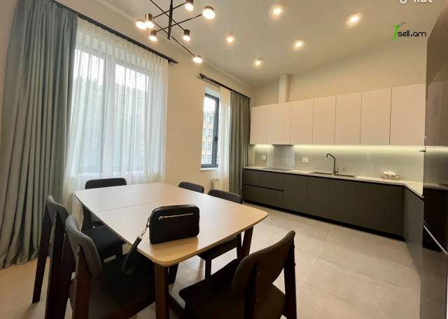 3 սենյականոց բնակարան կենտրոնում, 105 քմ, 2 սանհանգույց, բարձր առաստաղներ, կապիտալ վերանորոգված