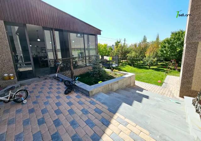 Երեք հարկանի քարե տուն Բագրևանդի փողոցում Նոր Նորքում, 1560 ք.մ., 3+ սանհանգույց