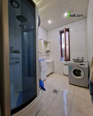 Երեք հարկանի քարե տուն Դավիթ Բեկի փողոցում Էրեբունիում, 2550 ք.մ., 3+ սանհանգույց, մեծ հողամաս