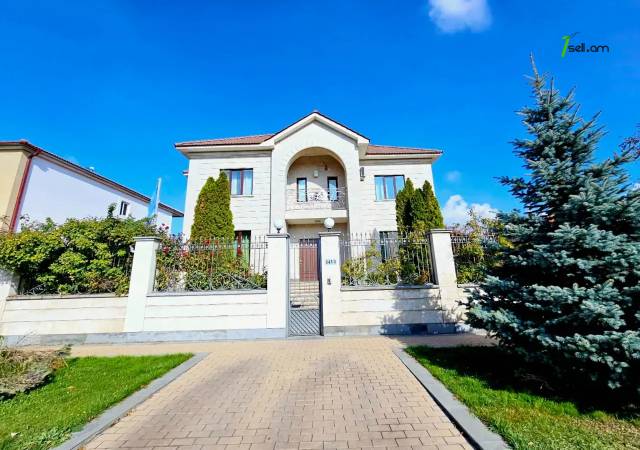 Երկու հարկանի քարե տուն Ծարավ Աղբյուրի փողոցում Ավանում, 1650 ք.մ., 3+ սանհանգույց