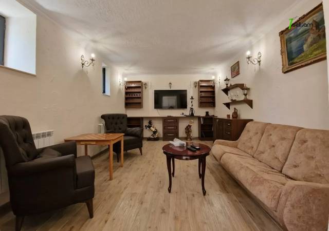 Երկու հարկանի քարե տուն 1-ին փողոցում Բյուրեղավանում, 700 քմ, 3+ սանհանգույց, կապիտալ վերանորոգված