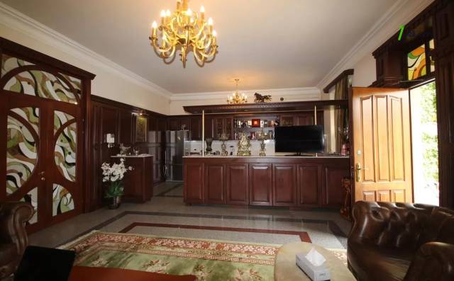 Երեք հարկանի քարե տուն Սևքարեցի Սաքոյի փողոցում Արաբկիրում, 600 ք.մ., 3+ սանհանգույց