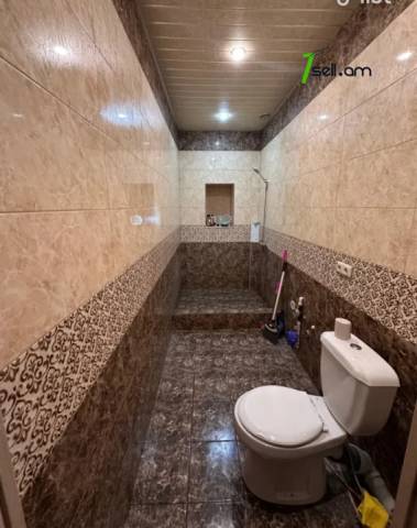 3 սենյականոց բնակարան Ղափանցյան փողոցում, 104 քմ, մասնակի վերանորոգում, քարե շենք