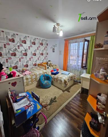 Երկու հարկանի տուն Ֆուչիկի փողոցում Աջափնյակում, 106 քմ, 2 սանհանգույց, կապիտալ վերանորոգված