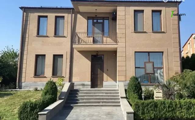 Երկու հարկանի քարե տուն, Վահագնի Թաղամաս Աջափնյակում, 400 ք.մ., 3+ սանհանգույց, եվրովերանորոգված