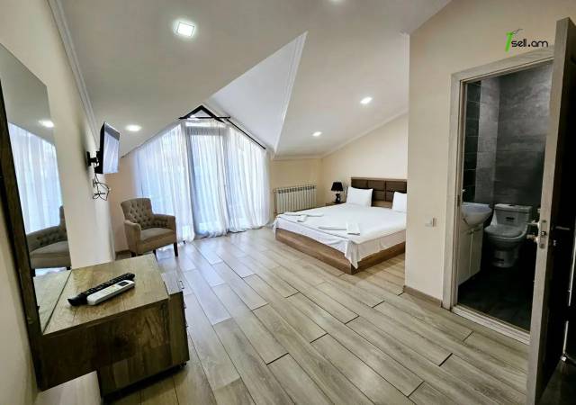 Երեք հարկանի քարե տուն Նար-Դոսի փողոցում կենտրոնում, 1510 ք.մ., 3+ սանհանգույց, կապիտալ վերանորոգված