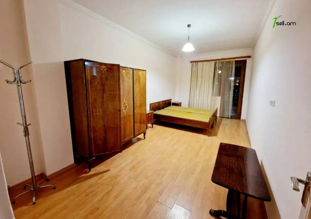 5 սենյականոց բնակարան Աբովյան փողոցում, 130 ք.մ., նախավերջին հարկ, բարձր առաստաղներ