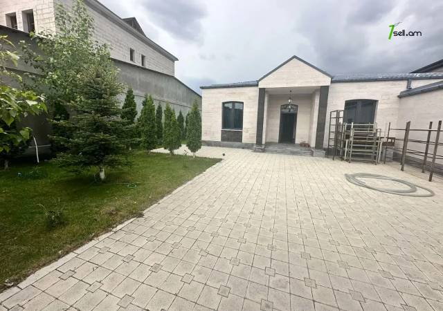Մեկ հարկանի քարե տուն Բագրևանդի 42-րդ փողոցում Նոր Նորքում, 1100 քմ, 3+ սանհանգույց