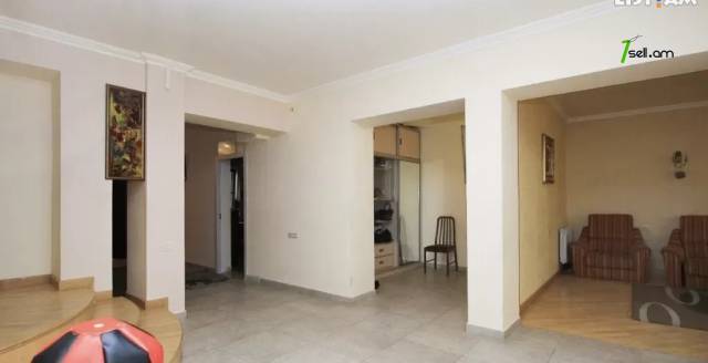 Չորս հարկանի քարե տուն Երզնկյան փողոցում Արաբկիրում, 350 ք.մ., 3+ սանհանգույց, կապիտալ վերանորոգված