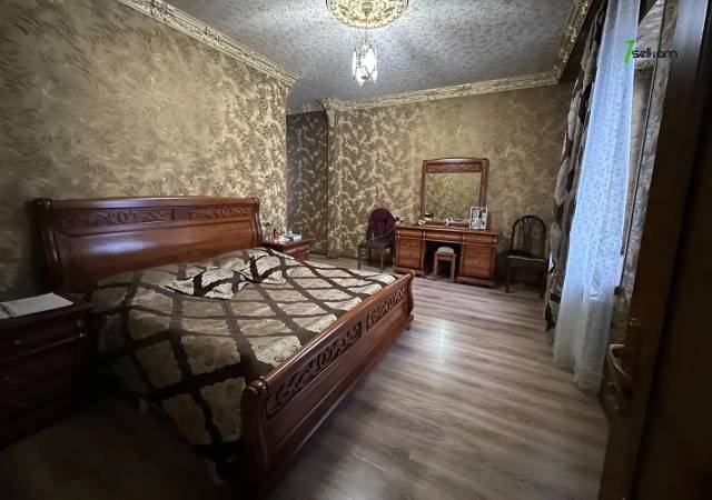Երեք հարկանի քարե տուն Կամարակի փողոցում Քանաքեռ Զեյթունում, 600 ք.մ., 3+ սանհանգույց