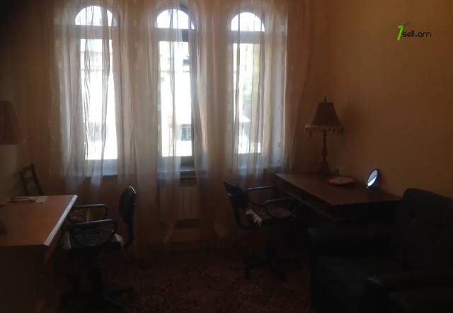 Երկու հարկանի քարե տուն Վարշավյան փողոցում Քանաքեռ Զեյթունում, 800 ք.մ., կապիտալ վերանորոգված