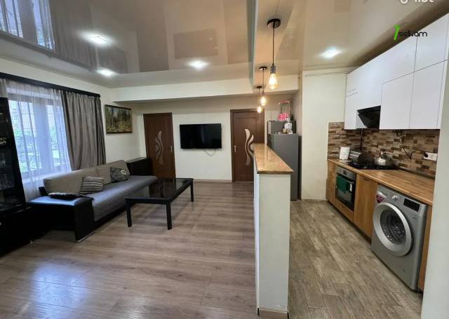 3 սենյականոց բնակարան Ռուբինյանց փողոցում, 78 քմ, 2 սանհանգույց, կապիտալ վերանորոգված, քարե շենք