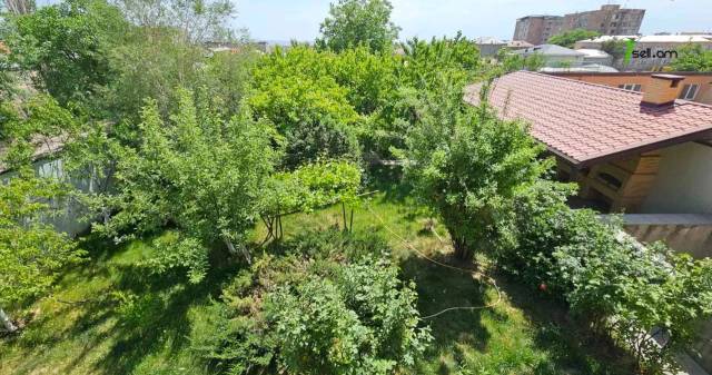 Երկու հարկանի քարե տուն Հայրիկ Մուրադյան փողոցում Արաբկիրում, 460 քմ, 3+ սանհանգույց