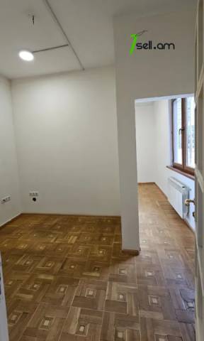 Երեք հարկանի քարե տուն Ազատության պողոտայում Արաբկիրում, 900 քմ, 3+ սանհանգույց