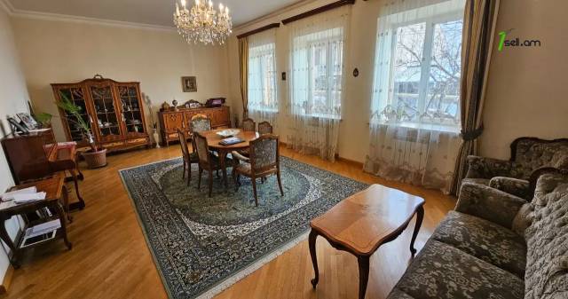 Երկու հարկանի քարե տուն Սեպուհի փողոցում Արաբկիրում, 788 ք.մ., 2 սանհանգույց, կոսմետիկ վերանորոգում