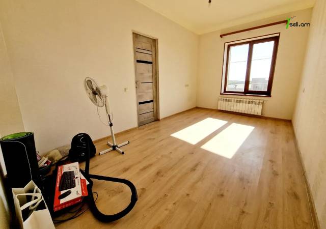 Երկու հարկանի քարե տուն 13-րդ փողոցում Զովունիում, 250 ք.մ., 2 սանհանգույց, եվրովերանորոգված