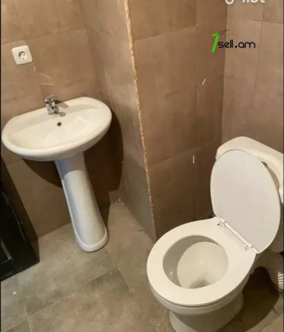 2 սենյականոց բնակարան նորակառույց շենքում Ռոստոմի փողոցում, 60 ք.մ., 6/15 հարկ, բարձր առաստաղներ