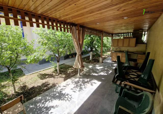 Մեկ հարկանի քարե տուն Խաչատուր Աբովյանի 27-րդ փողոցում Ավանում, 1000 ք.մ., 2 սանհանգույց