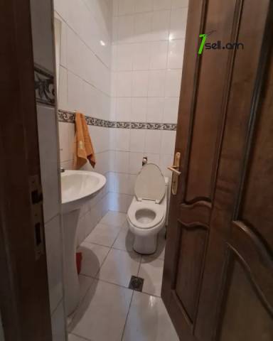 Երեք հարկանի քարե տուն Դավիթ Բեկի փողոցում Էրեբունիում, 900 ք.մ., 2 սանհանգույց