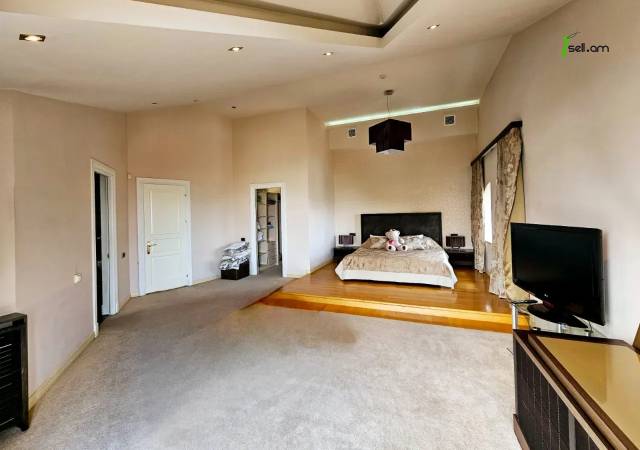 Երեք հարկանի տուն Արաբկիրում, 3200 ք.մ., 3+ սանհանգույց, մեծ հողամաս, կապիտալ վերանորոգված