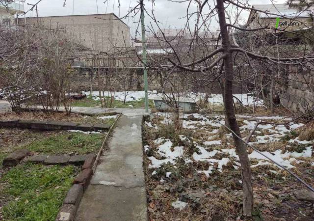 Երկու հարկանի քարե տուն Մարտիրոսյան փողոցում Աջափնյակում, 600 ք.մ.