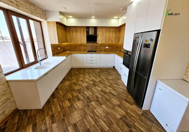 Երկու հարկանի քարե տուն 41-րդ փողոցում Զովունիում, 600 ք.մ., 3+ սանհանգույց