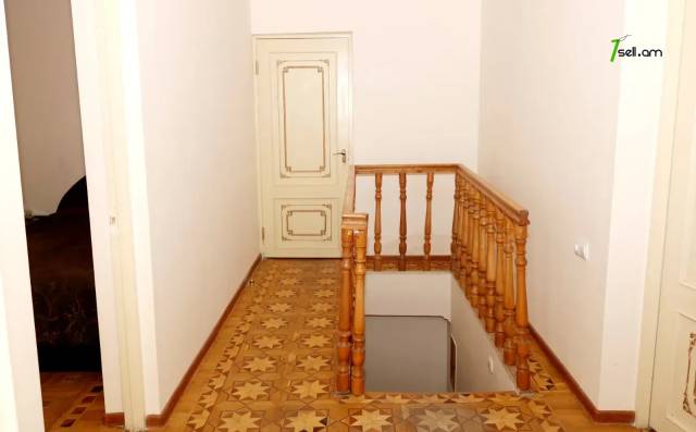 Երկու հարկանի քարե տուն Նոր-Արեշի 42 փողոցում Էրեբունիում, 700 ք.մ., 2 սանհանգույց