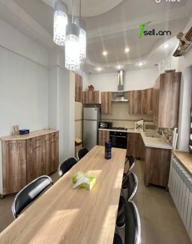 4 սենյականոց բնակարան, Paronyan St, 85 քմ, բարձր առաստաղներ, եվրովերանորոգված, քարե շենք