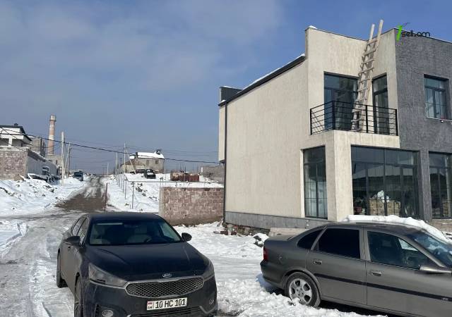 Երկու հարկանի տուն Մինսկի փողոցում Նոր Նորքում, 220 ք.մ., 2 սանհանգույց, մասնակի վերանորոգում