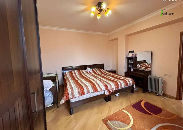 Երեք հարկանի քարե տուն Առինջի 17-րդ փողոցում Առինջում, 360 ք.մ., 3+ սանհանգույց