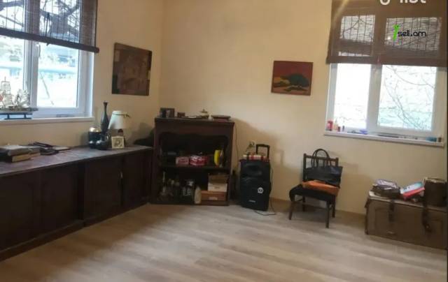 Երեք հարկանի քարե տուն Սարի Թաղ 3-րդ փողոցում Էրեբունիում, 131 քմ, 3+ սանհանգույց