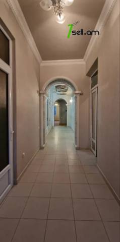 Ընդարձակ 5 սենյականոց բնակարան Մեսրոպ Մաշտոցի պողոտայում, 310 ք.մ., 2 սանհանգույց, բարձր առաստաղներ