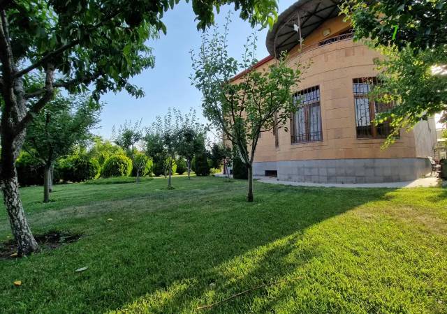 Երեք հարկանի քարե տուն Գևորգ Հովսեփյանի փողոցում Նորք Մարաշում, 1900 քմ, 3+ սանհանգույց