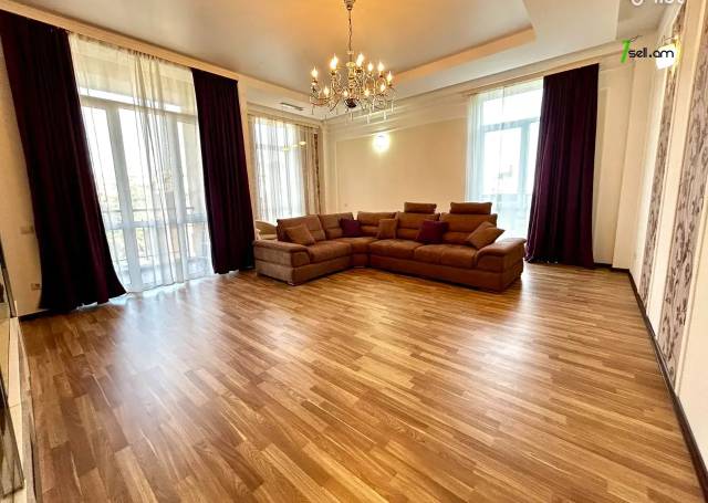 3 սենյականոց բնակարան նորակառույց շենքում Արամի փողոցում, 138 ք.մ., 2 սանհանգույց, բարձր առաստաղներ