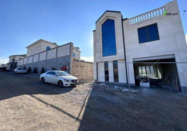 Երեք հարկանի տուն Մհեր Մկրտչյան փողոցում Ավանում, 300 քմ, 3+ սանհանգույց