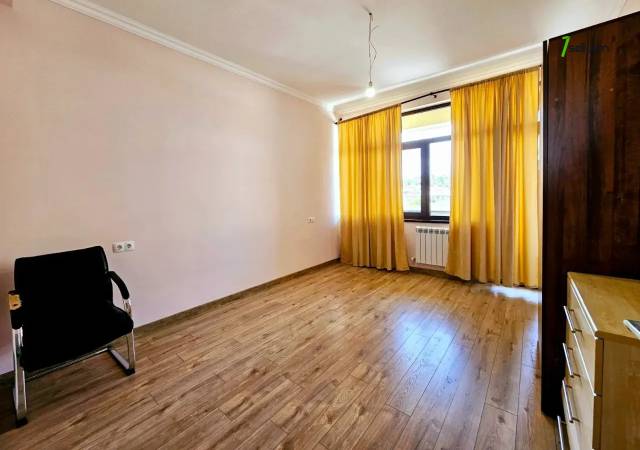 Երկու հարկանի տուն, Գ-1 թաղամաս Աջափնյակում, 552 ք.մ., 2 սանհանգույց, կապիտալ վերանորոգված