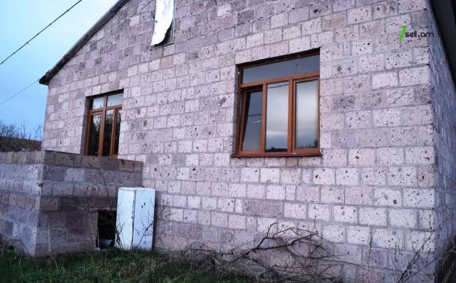 Մեկ հարկանի քարե տուն 2-րդ փողոցում Ախուրյանում, 124 քմ