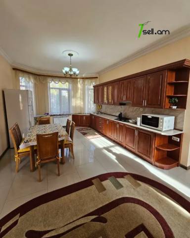 Երեք հարկանի քարե տուն Դավիթ Բեկի փողոցում Նոր Նորքում, 895 ք.մ., 3+ սանհանգույց