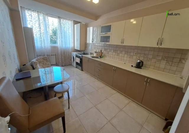 3 սենյականոց բնակարան Երվանդ Քոչարի փողոցում, 95 ք.մ., 4/13 հարկ, մի քանի պատշգամբ