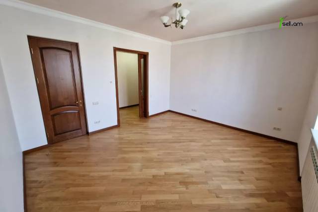 Երկու հարկանի քարե տուն, Նոյ թաղամաս Աջափնյակում, 400 ք.մ., 3+ սանհանգույց, եվրովերանորոգված