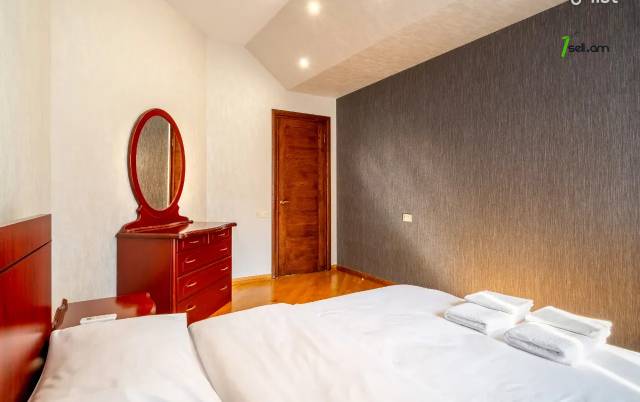 4 սենյականոց բնակարան նորակառույց շենքում Դեղատան փողոցում, 145 ք.մ., 2 սանհանգույց