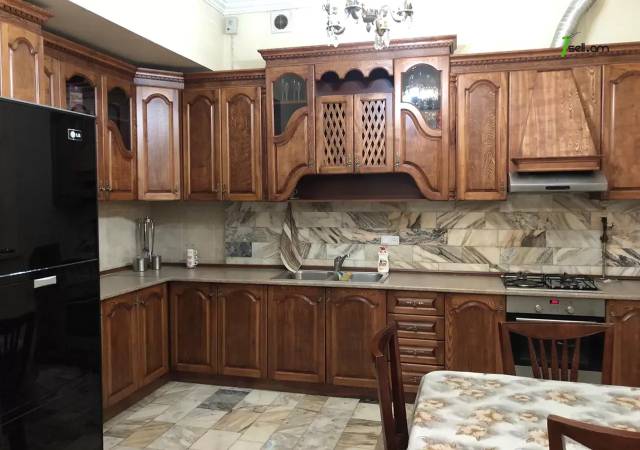 Երեք հարկանի քարե տուն Այասի փողոցում կենտրոնում, 200 ք.մ., 3+ սանհանգույց, կապիտալ վերանորոգված