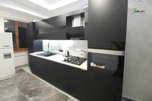 3 սենյականոց բնակարան Պարույր Սևակի փողոցում, 84 ք.մ., 2 սանհանգույց, եվրովերանորոգված, քարե շենք