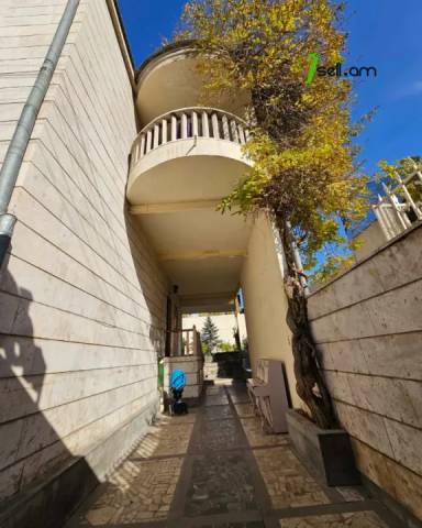 Երեք հարկանի քարե տուն Ազատության պողոտայում Արաբկիրում, 900 քմ, 3+ սանհանգույց