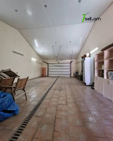 Երեք հարկանի քարե տուն, Ձոր 1 թաղամաս Դավիթաշենում, 800 ք.մ., 3+ սանհանգույց, կապիտալ վերանորոգված