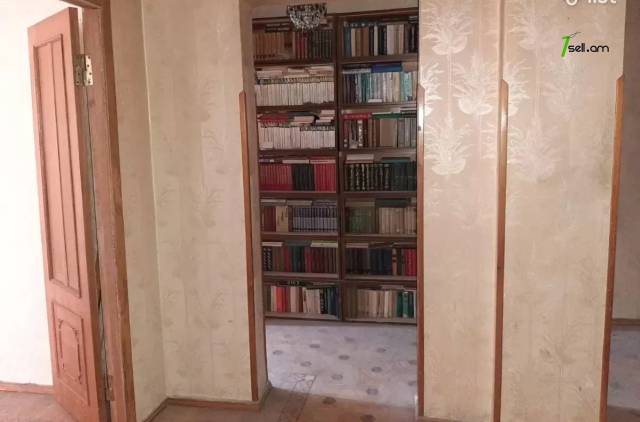 4 սենյականոց բնակարան Աղբյուր Սերոբի փողոցում, 106 ք.մ., 8/16 հարկ, մասնակի վերանորոգում