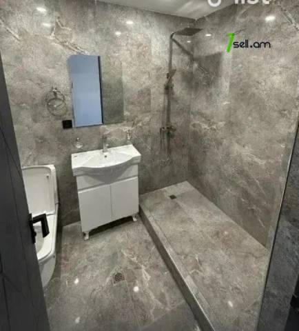 3 սենյականոց բնակարան Սունդուկյան փողոցում, 80 ք.մ., նախավերջին հարկ, մի քանի պատշգամբ