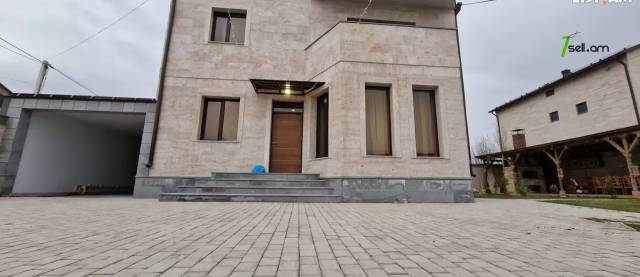 Երկու հարկանի տուն Արաբկիրում, 500 ք.մ., 2 սանհանգույց, դիզայներական ոճով վերանորոգված