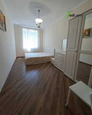 3 սենյականոց բնակարան Չարենցի փողոցում, 90 ք.մ., 3/5 հարկ, 2 սանհանգույց, բարձր առաստաղներ