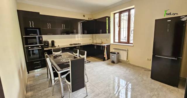 Երկու հարկանի քարե տուն Նոր Արեշի 7-րդ փողոցում Էրեբունիում, 520 քմ, 3+ սանհանգույց